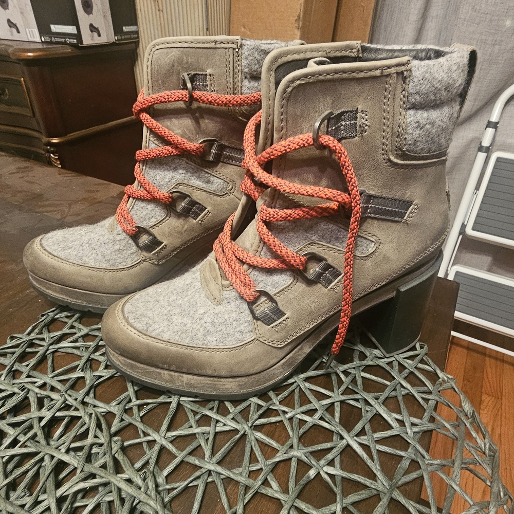 Sorel Women's Grey and Red Ankle Boots